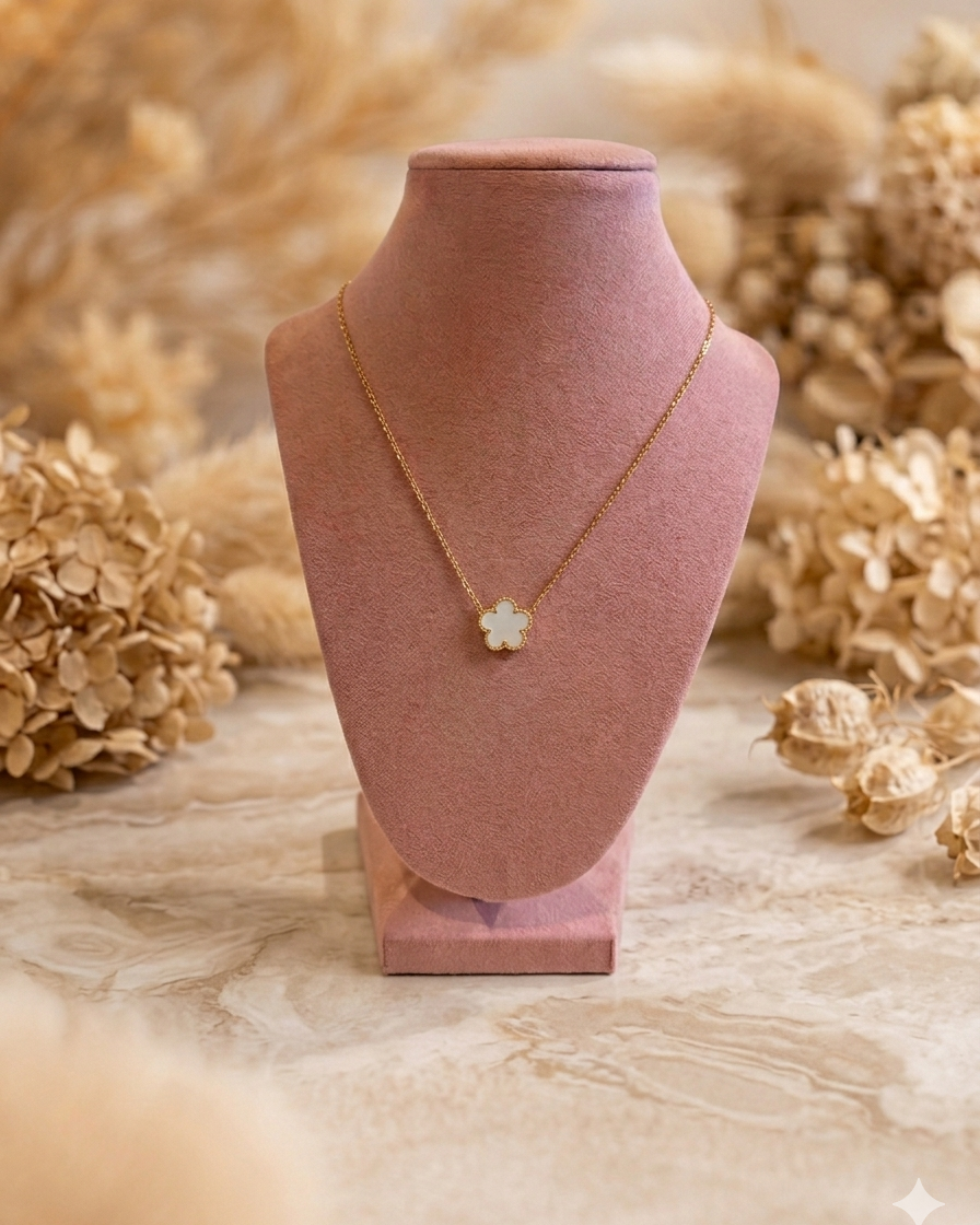 COLLIER NINA